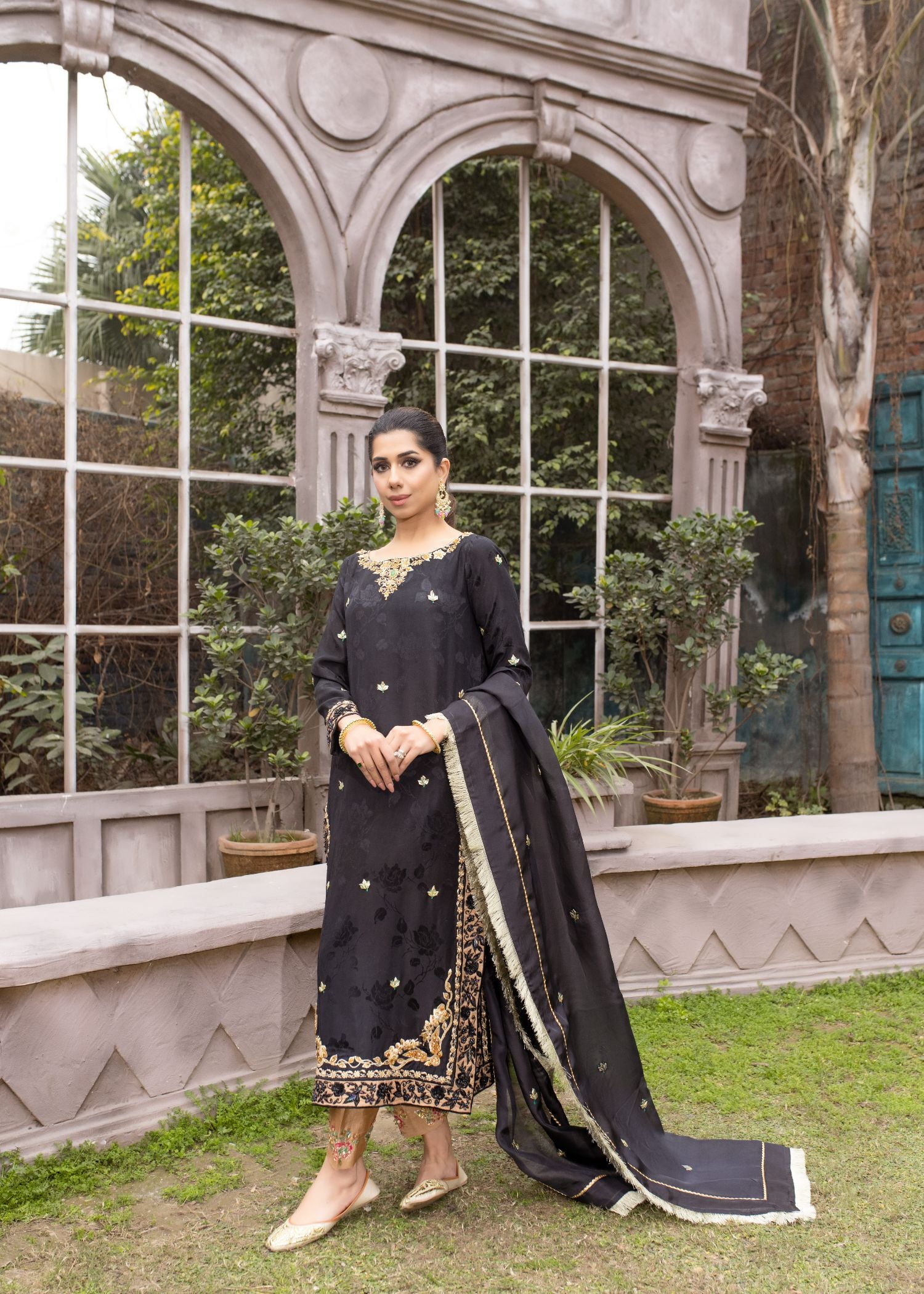  Elegant Sadia Tariq black ensemble: silk shirt, shalwar & organza dupatta. Gold accents, intricate embroidery.